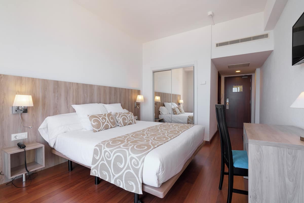 Minibar, desk, soundproofing, free WiFi