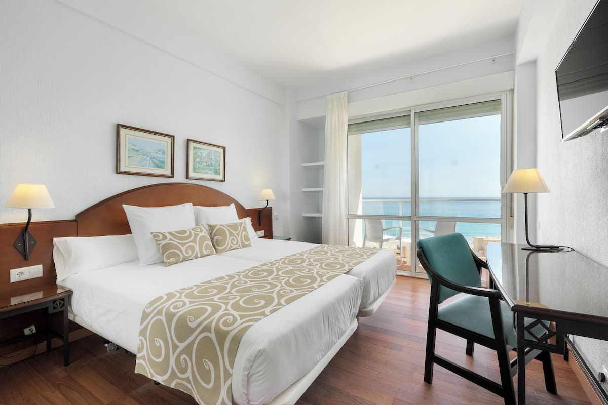 Minibar, desk, soundproofing, free WiFi