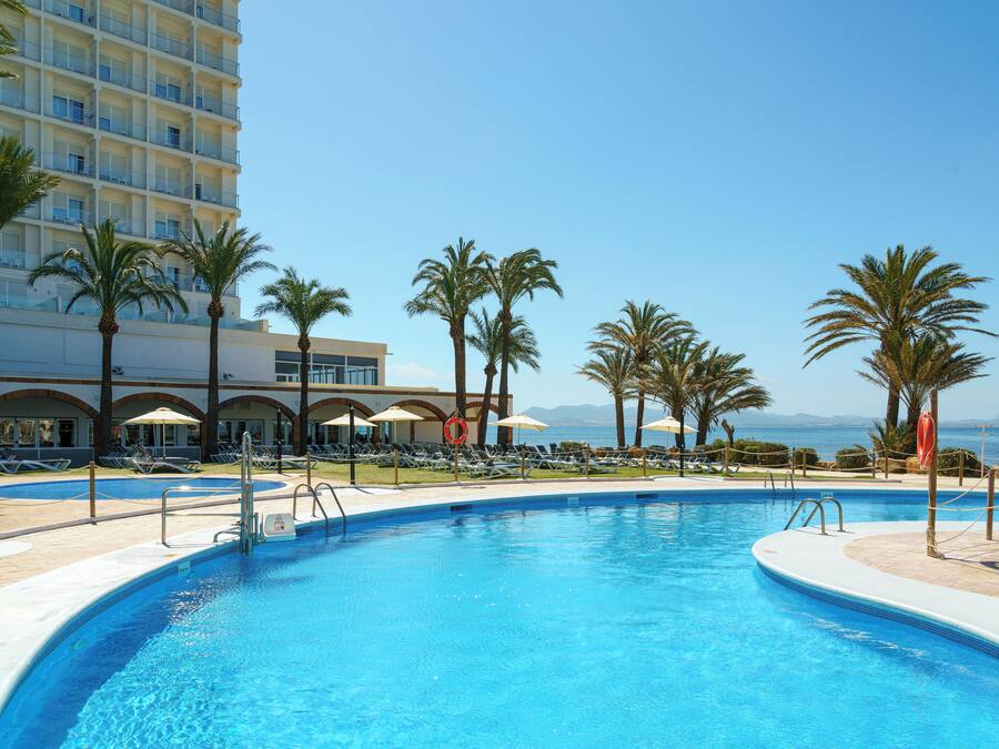 Utendørsbasseng og solsenger