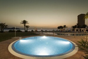 Piscina all'aperto, lettini