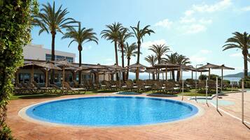 Piscina a l'aire lliure i gandules