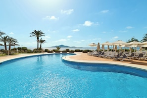 Piscina a l'aire lliure i gandules