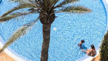 室外游泳池,提供日光浴躺椅