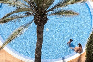 Una piscina al aire libre, tumbonas