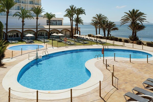 Outdoor pool, pool loungers