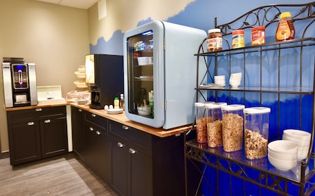 Desayuno buffet diario (EUR 13 por persona)