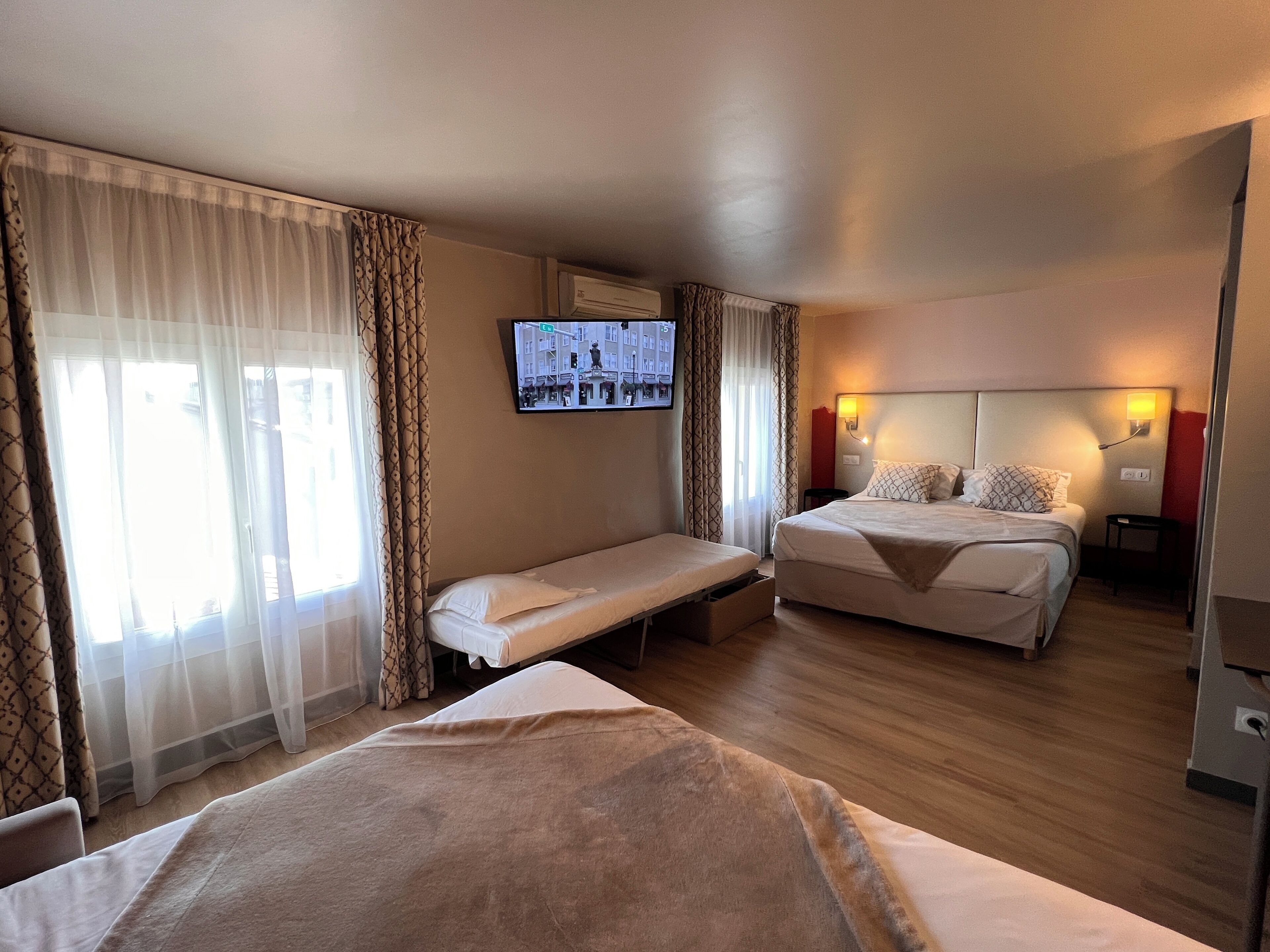 Familjerum - flera sängar - 2 badrum | Värdeförvaringsskåp på rummet, skrivbord och mörkläggningsgardiner