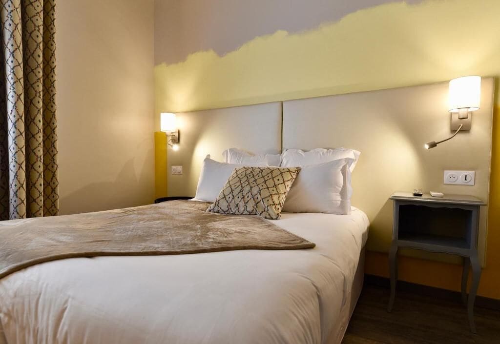 Värdeförvaringsskåp på rummet, skrivbord och mörkläggningsgardiner