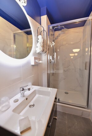 Standard room ground floor | Bathroom | Shower, rainfall showerhead, eco-friendly toiletries, hair dryer - Majestic Hotel (Nîmes)