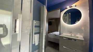 Large Family room | Bathroom shower