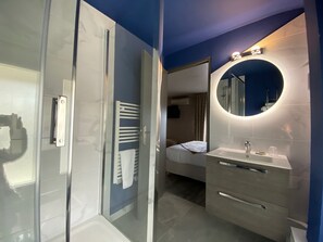 Large Family room | Bathroom shower - Majestic Hotel (Nîmes)
