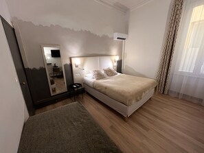 Superior Room | 1 bedroom, in-room safe, desk, blackout drapes