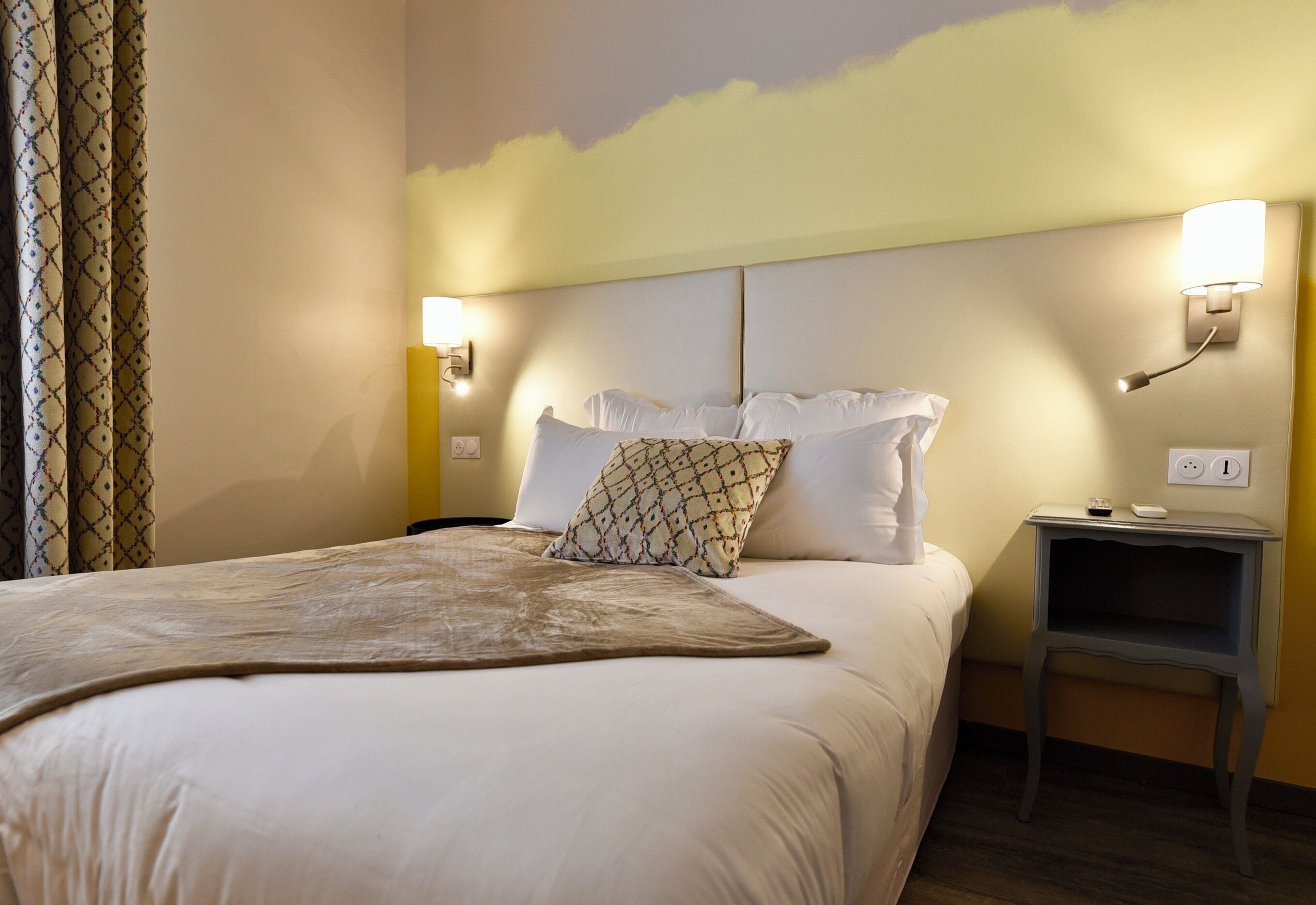 Värdeförvaringsskåp på rummet, skrivbord och mörkläggningsgardiner