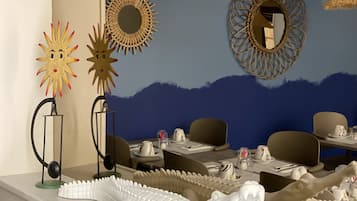 朝食 (ビュッフェ)、毎日提供 (1 名様 13 EUR)