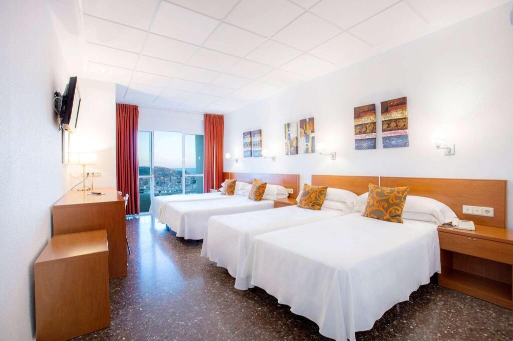 1 dormitorio, minibar, caja fuerte y escritorio