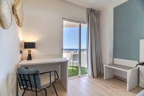 Rom – deluxe, 2 enkeltsenger, sjøutsikt | 1 soverom, minibar, safe på rommet og skrivebord