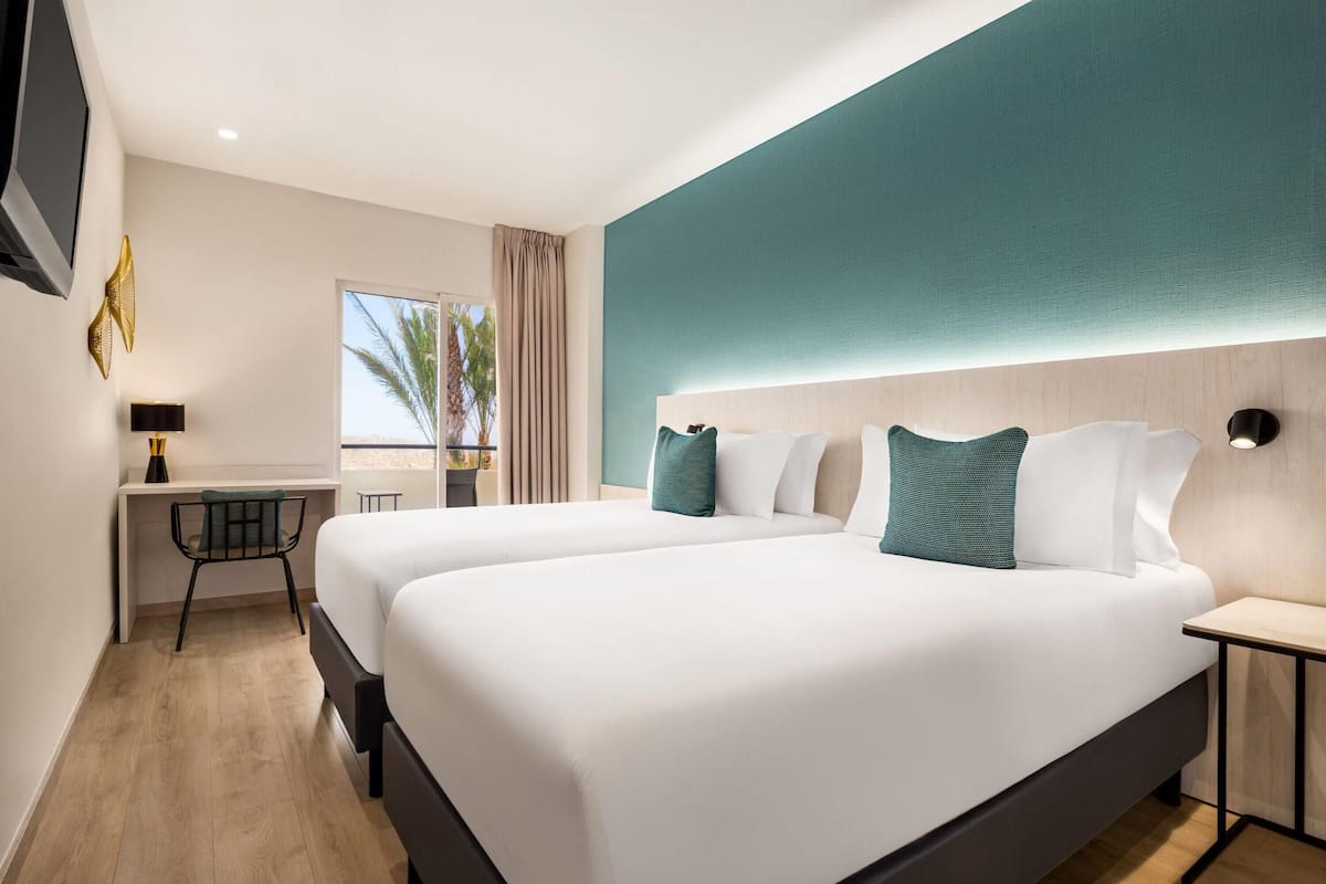 Deluxe Room, 2 Twin Beds, Sea View | 1 bedroom, minibar, in-room safe, desk