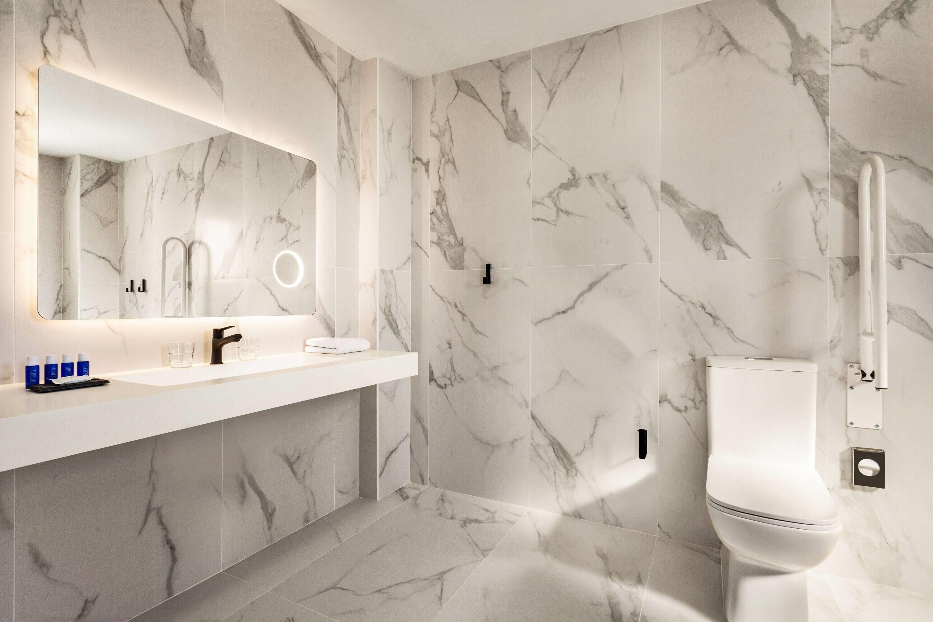 deluxe room, 1 double bed, accessible (hearing) | accessible bathroom