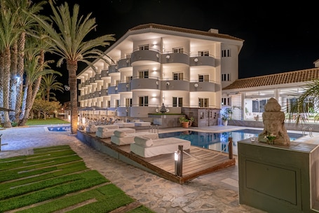 Fachada de la propiedad por la tarde o noche. Ramada Resort by Wyndham Puerto de Mazarron