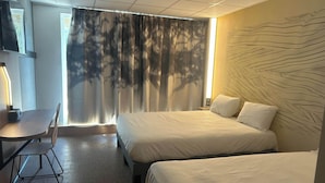 A hotel room with two beds, a desk, a chair, and a TV. - B&B HOTEL Amélie-les-Bains Centre (Amelie-les-Bains-Palalda)