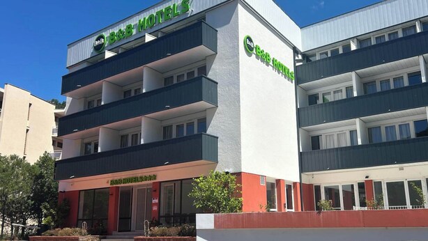 A multi-story B&B hotel with a modern design, featuring balconies on each floor. - B&B HOTEL Amélie-les-Bains Centre (Amelie-les-Bains-Palalda)