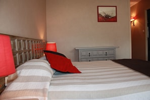 Comfort Room, Balcony, River View (South) | Seterika/papan seterika, katil lipat simpan/tambahan, Wi-fi percuma 