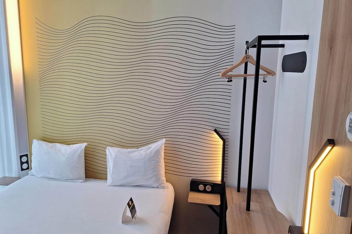 Laptop workspace, rollaway beds, free WiFi
