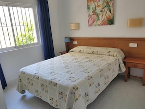 In-room safe, individually decorated, desk, blackout curtains - Apartamentos Turísticos Sunny Beach (Benalmádena)