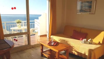 Estudio, terraza, vistas al mar | Servicio de comidas en la habitación