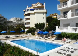 Outdoor pool, open 9:30 AM to 7:30 PM, pool umbrellas, pool loungers - Apartamentos Turísticos Sunny Beach (Benalmádena)