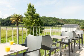 Serviço de almoço e jantar; culinária francesa, restaurante ao ar livre