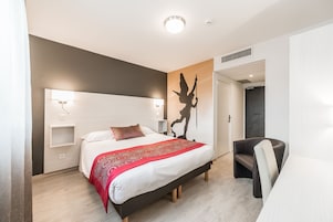 舒适双人房 | Select Comfort 床、客房内保险箱、办公桌、遮光窗帘