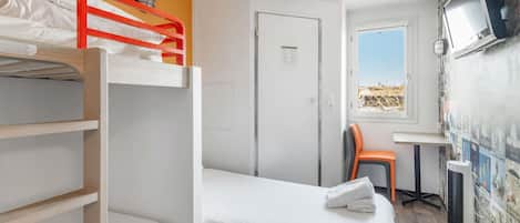 Habitación triple, 3 camas individuales, baño privado (Cabrio) | Escritorio, tabla de planchar con plancha, cunas y wifi gratis