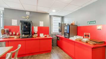 Petit déjeuner buffet (5.90 EUR par personne)