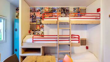 Triple Room, 3 Single Beds, Private Bathroom (Cabrio) | Desk, iron/ironing board, cots/infant beds, free WiFi