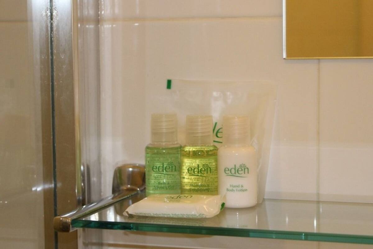 shower, free toiletries, towels