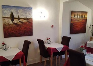 Sarapan lengkap setiap hari (GBP 6.95 per orang)