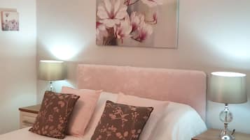 Standaard tweepersoonskamer, en-suite badkamer | Een kluis op de kamer, individueel gedecoreerd