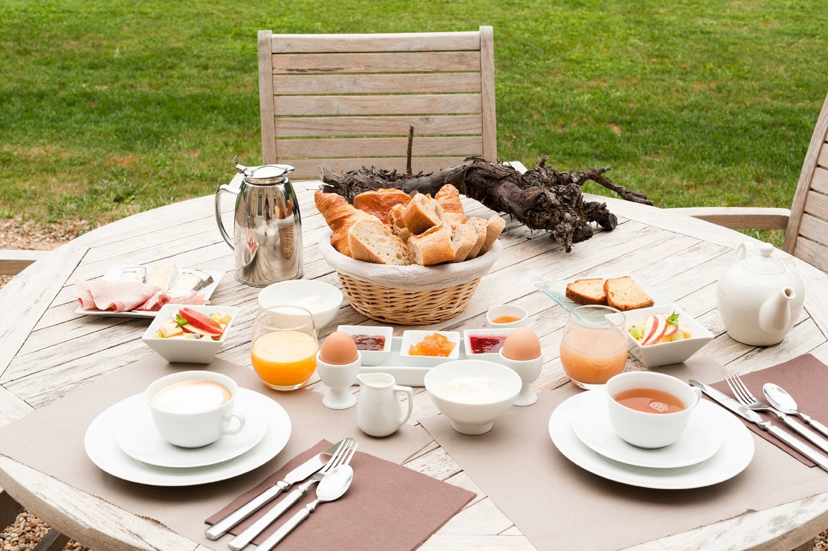 daily continental breakfast (eur 17 per person)