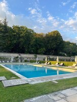 Piscina externa sazonal, funciona das 9h às 19h, guarda-sóis