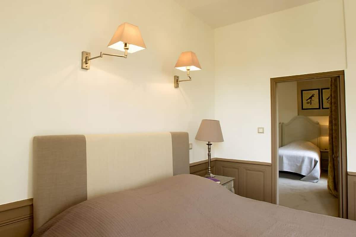 Les Suites Famille | เครื่องนอนป้องกันสารก่อภูมิแพ้, มินิบาร์, ตู้นิรภัยในห้องพัก