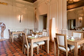 Daily continental breakfast (EUR 17 per person)