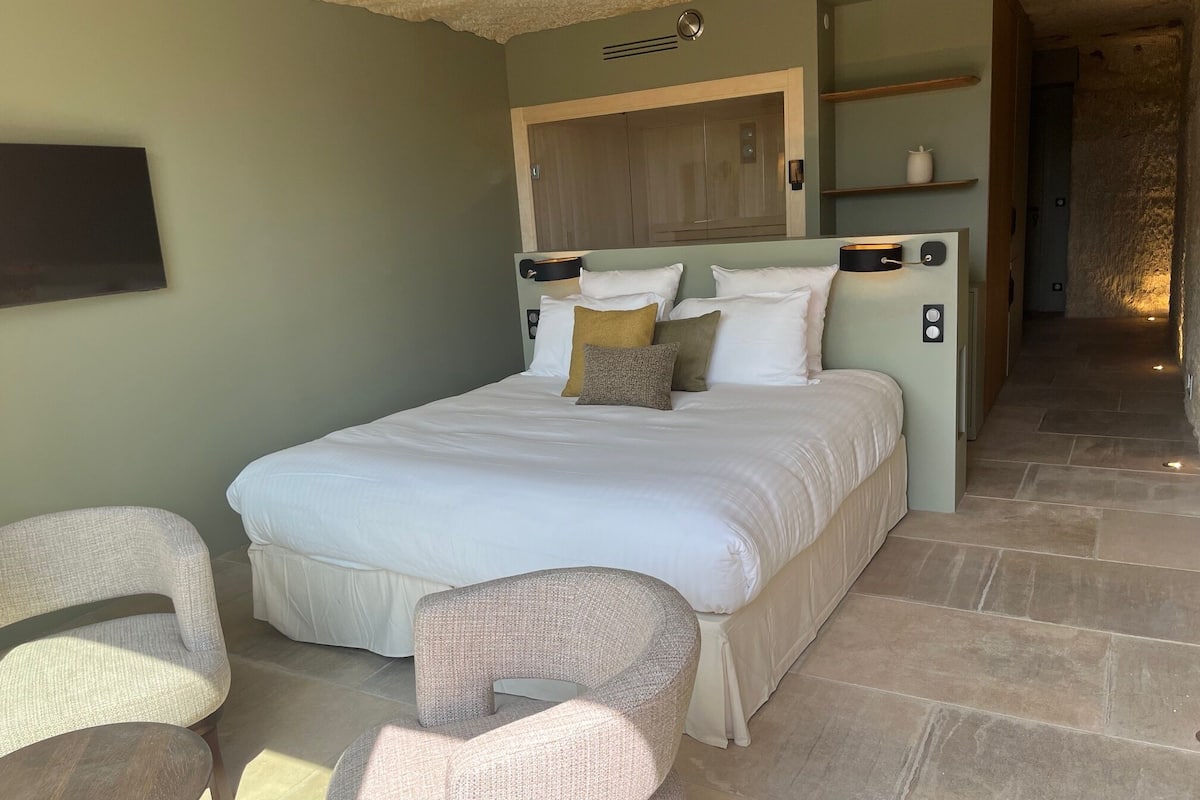Prestige Terrace Suite | 高級寝具、ミニバー、セーフティボックス (室内)、客室ごとに異なる装飾