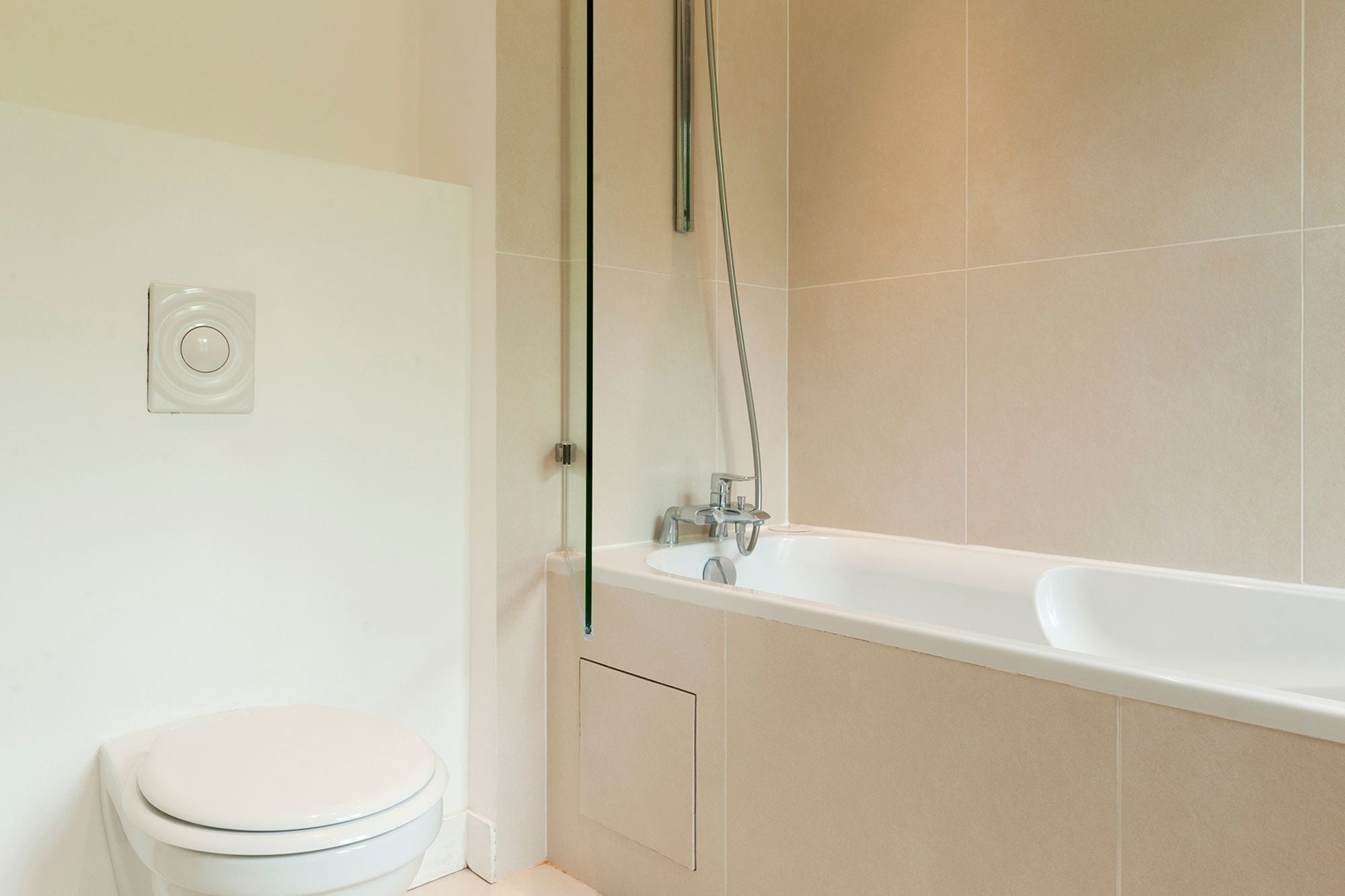 junior double room | bathroom | combined shower/bathtub, deep-soaking bathtub, rainfall showerhead