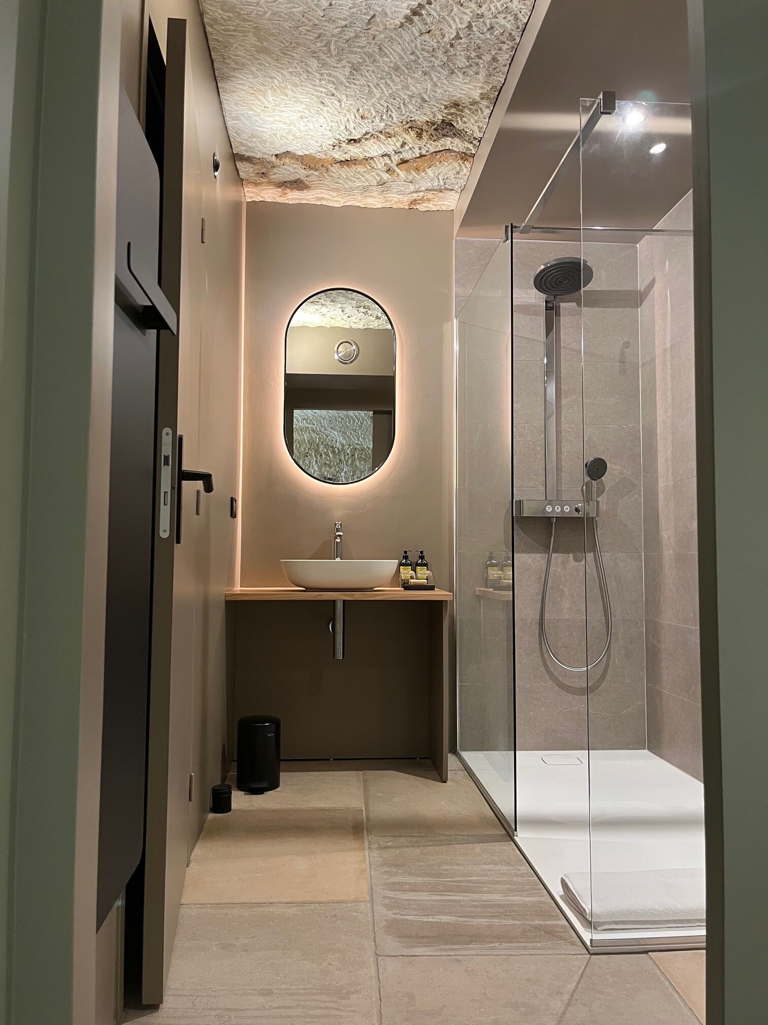 prestige terrace suite | bathroom | combined shower/bathtub, deep-soaking bathtub, rainfall showerhead