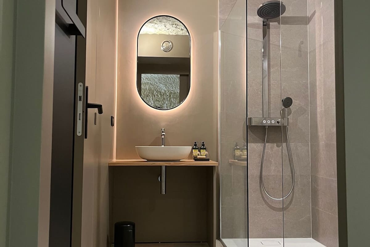 prestige terrace suite | bathroom | combined shower/bathtub, deep-soaking bathtub, rainfall showerhead