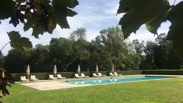 Sæsonbestemt udendørs pool, åben fra kl. 09.00 til kl. 19.00, parasoller