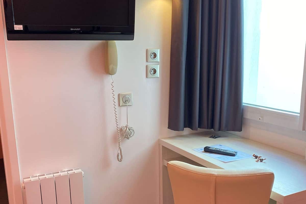 Standard Room, Multiple Beds | Room amenity