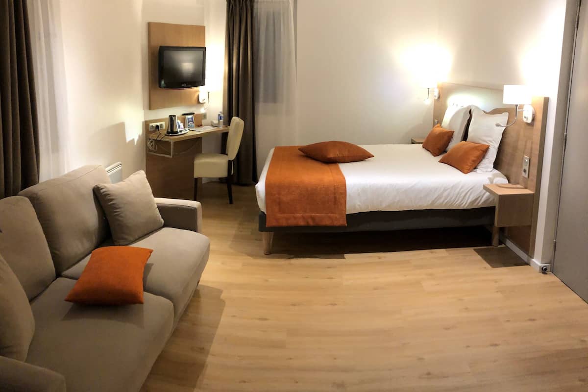 Habitación superior, 1 cama matrimonial | Ropa de cama de alta calidad y escritorio