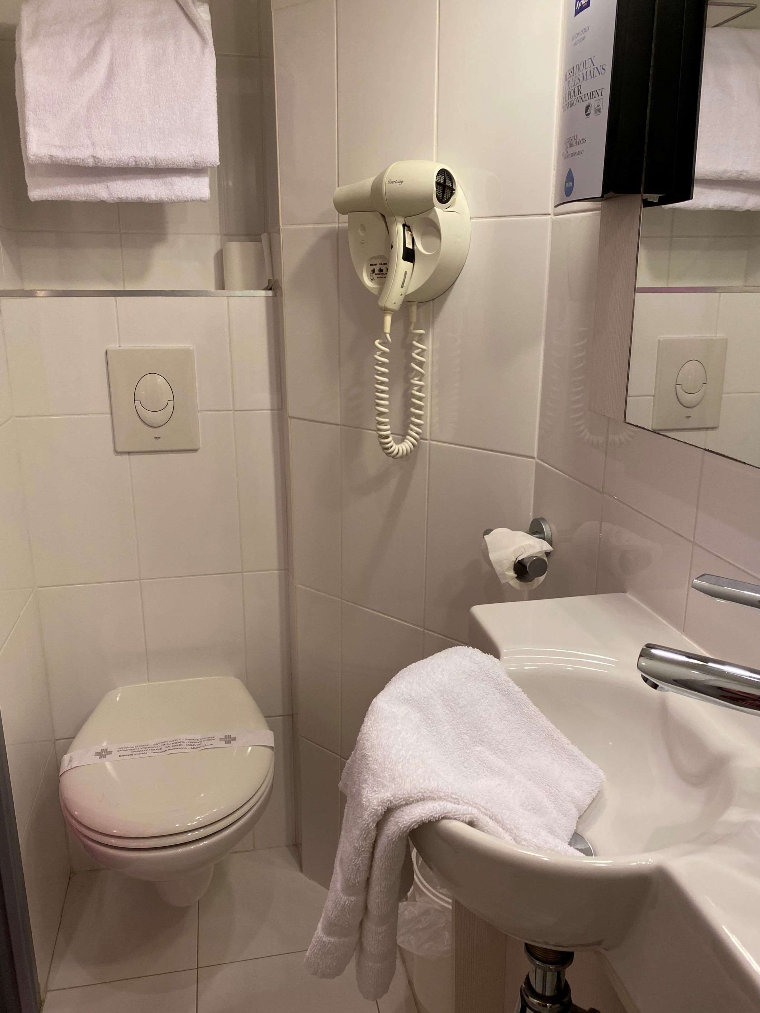 Standard Room, 1 Single Bed | Bathroom | Shower, eco-friendly toiletries, hair dryer, towels